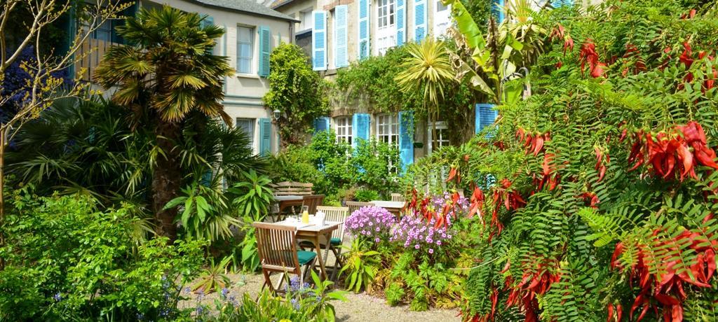 Logis Hotel Les Fuchsias Saint-Vaast-la-Hougue Eksteriør bilde